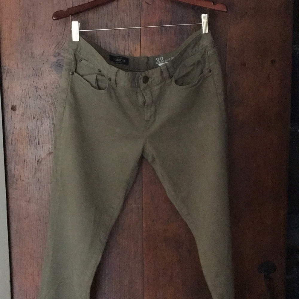 JCREW toothpick jeans. Army green color size 32
